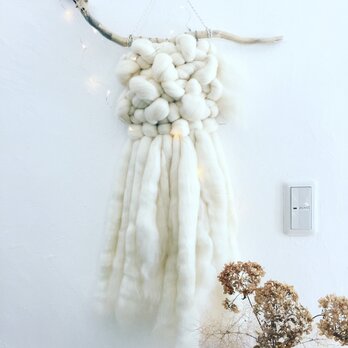 真っ白羊毛と流木のハンギングの画像
