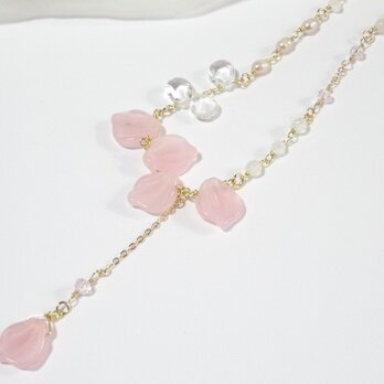桜の花びらネックレスの画像