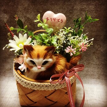 母の日や猫好きさんに…茶トラ猫ちゃんと小花のバスケットアレンジ ピンク系の画像