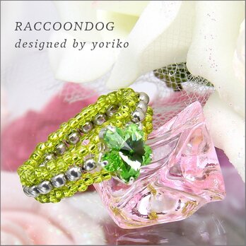 美しき緑のひとつ星【大粒スワロフスキー ペリドットカラー ビーズリング】 《ビーズアクセサリー》