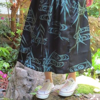 着物リメイク☆黒地に青緑笹と水の夏着物シンプルスカート♪80㎝丈の画像