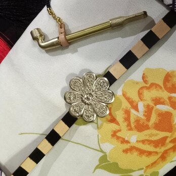 真鍮ブラス製　延命長寿の薬菊の家紋風唐草帯留　着物浴衣の帯締、ベルト飾りにの画像
