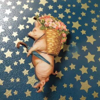 花籠を背負う豚さんのウッドブローチの画像