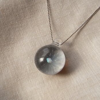 チャコールグレイの猫・オパール入りペンダント・SV925にロジウムメッキチェーン・ガラス製