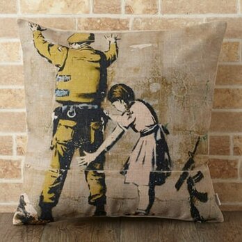 クッションカバー 45×45cm Banksy ペイント ガールインスペクション jubileecushionba006の画像