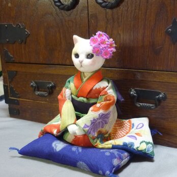 振袖に花簪でおめかしの猫のお嬢さん　座布団付の画像