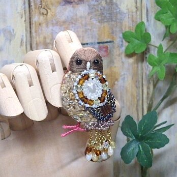 鳥のブローチ　淡水パールの尾羽の鳥