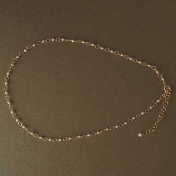 小さな真珠のネックレスの画像