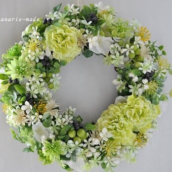 ライムグリーンのカーネーションとベリー：wreathの画像