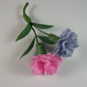 手染め布花 ピンク・青いカーネーションのコサージュの画像