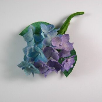 手染め布花 青いと紫色のアジサイ(紫陽花)のコサージュの画像