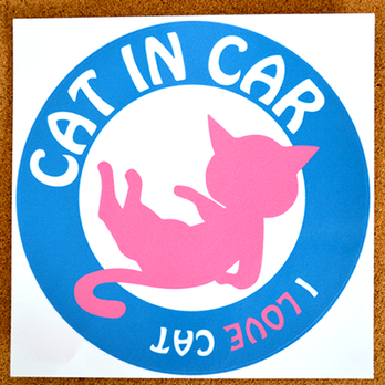 猫のステッカー「cat in car」ピンク＆ブルーの画像