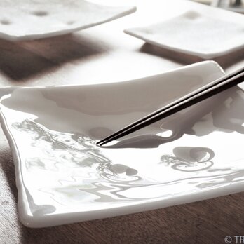 白色ガラスの大皿 -「 KAZEの肌 」● 26cm・光沢の画像