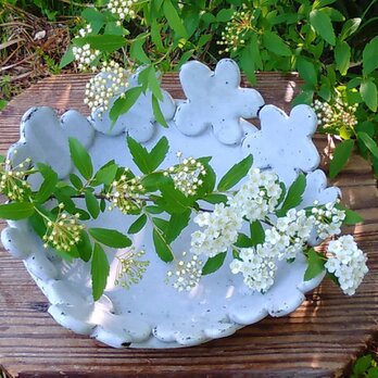 白いお花のかんむり鉢の画像