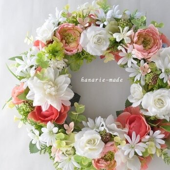 white & coral flowers wreath： Ranunculus,Rose & Margaret　の画像