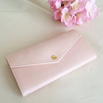淡いピンクの長財布の画像