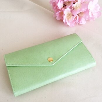 淡い緑色の長財布の画像
