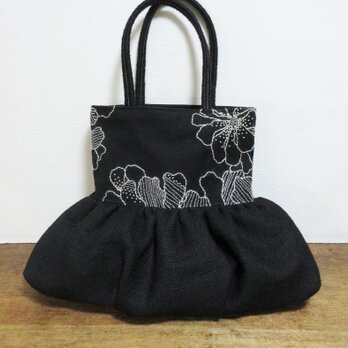 白糸刺繍の黒色バルーン型かばんの画像