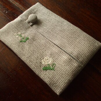小花刺繍のポケットティッシュケース　ベージュチェックの画像