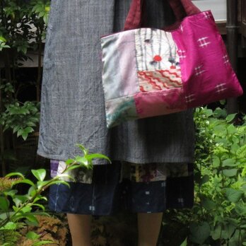 ピンク系銘仙ｄｅちょい横長キュートなトートバッグ♪染布も使用の画像