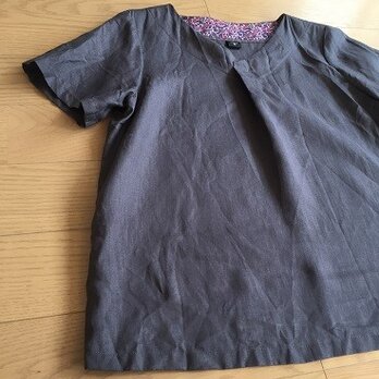 ・リバティープリントをプラスしたVタックブラウス　M～L