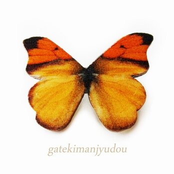 蝶のウッドブローチの画像