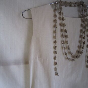 麻色×ベージュ　花と葉のかぎ針編みネックレス