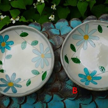 再出品　ブルーの花が咲く深皿の画像