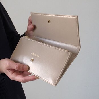 スムースレザーで作ったシックな長財布 - Long Wallet - ベージュ - ：カレン クオイルの画像