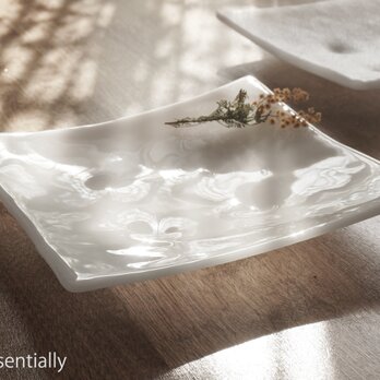 白色ガラスの大皿 -「 KAZEの肌 」● 24cm・光沢の画像