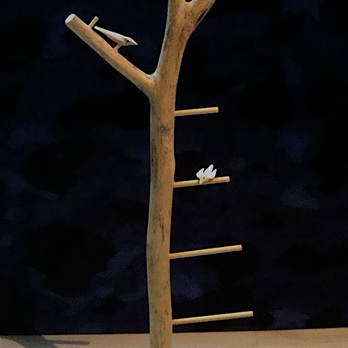 木で遊ぶ小鳥のアクセサリースタンドの画像