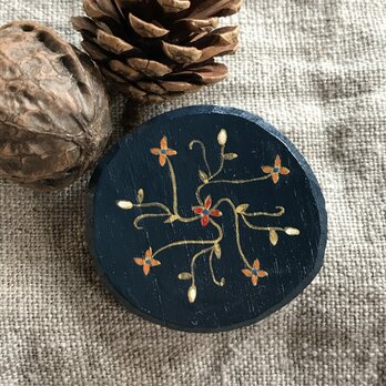 桜のブローチ 丸型紺地花柄