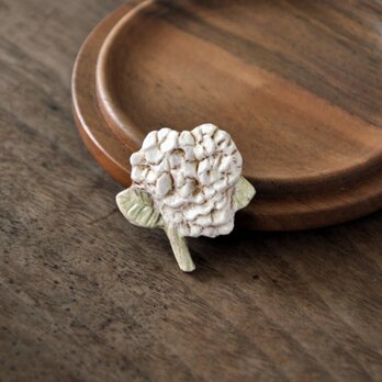 アナベル（あじさい）の半磁土ブローチ