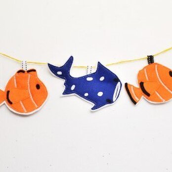 ぷっくりクマノミとジンベイザメの海のガーランド