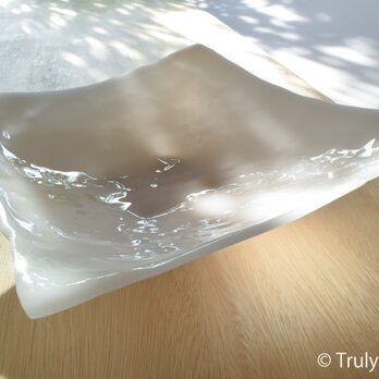 白色ガラスの大皿 -「 KAZEの肌 」● 36cm・光沢の画像