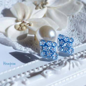 青い小花のパールキャッチピアス　ホムポムの画像