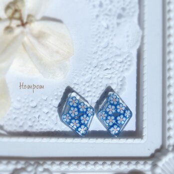 青い小花のピアス　ホムポムの画像