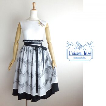 ボタニカル刺繍のデザインスカートの画像