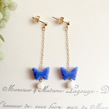 青い蝶々とマザーオブパールのロングピアスの画像