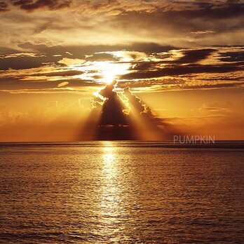 エンジェルラダー　　PH-A4-010   写真 　天使の梯子　朝日　海　海上　水平線　の画像