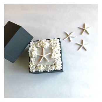 ホワイトアジサイとシェルのボックスフラワー