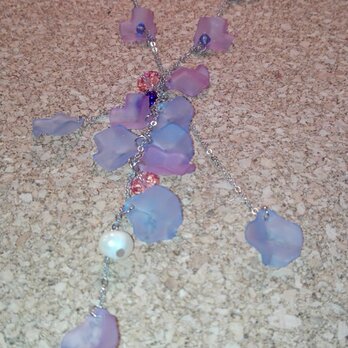 紫陽花色の花雫のネックレスの画像