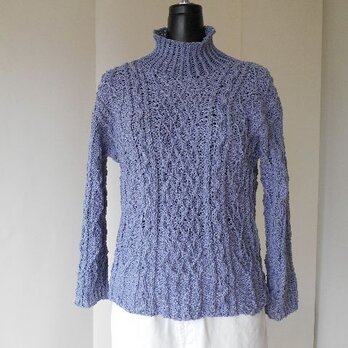 パープルの模様編みセーターの画像