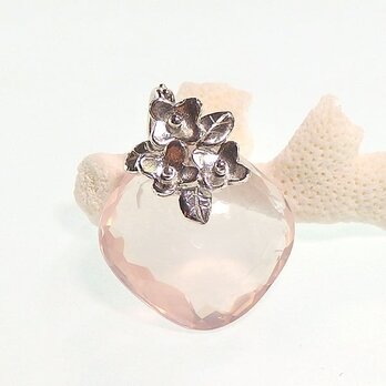 ローズクォーツの小花飾りペンダント