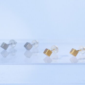 Single cube earrings (GOLD)の画像