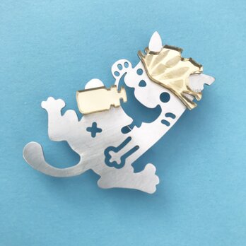 Reflector brooch Rest cat -Silver & Gold-の画像