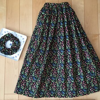 SALE小花柄ブラック綿ローンロングギャザースカート（お揃い柄シュシュ付き）の画像