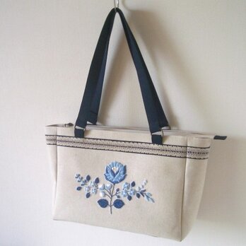 青い花刺繍のバッグの画像