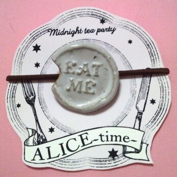 “EAT ME” クッキー ヘアゴムの画像