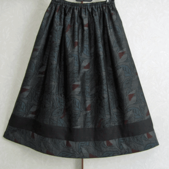 着物リメイク♪葉っぱ柄の大島紬に黒のラインを入れたスカート（裏地付き）の画像